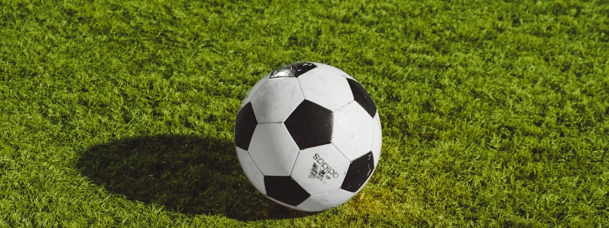 欧洲冠军联赛半决赛皇家马德里对阵曼彻斯特城在伯纳乌球场的激烈比赛现场俯瞰图